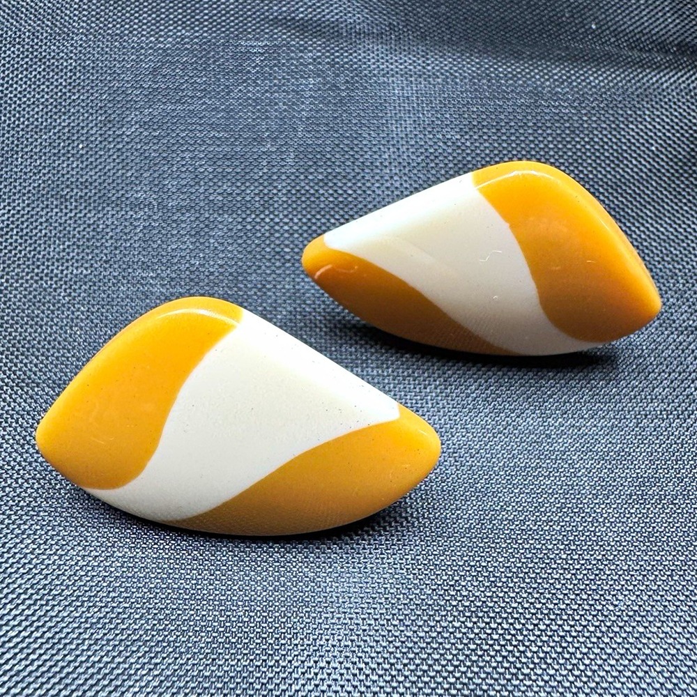 Vintage tan white swirl plastic asymmetrical stud earrings